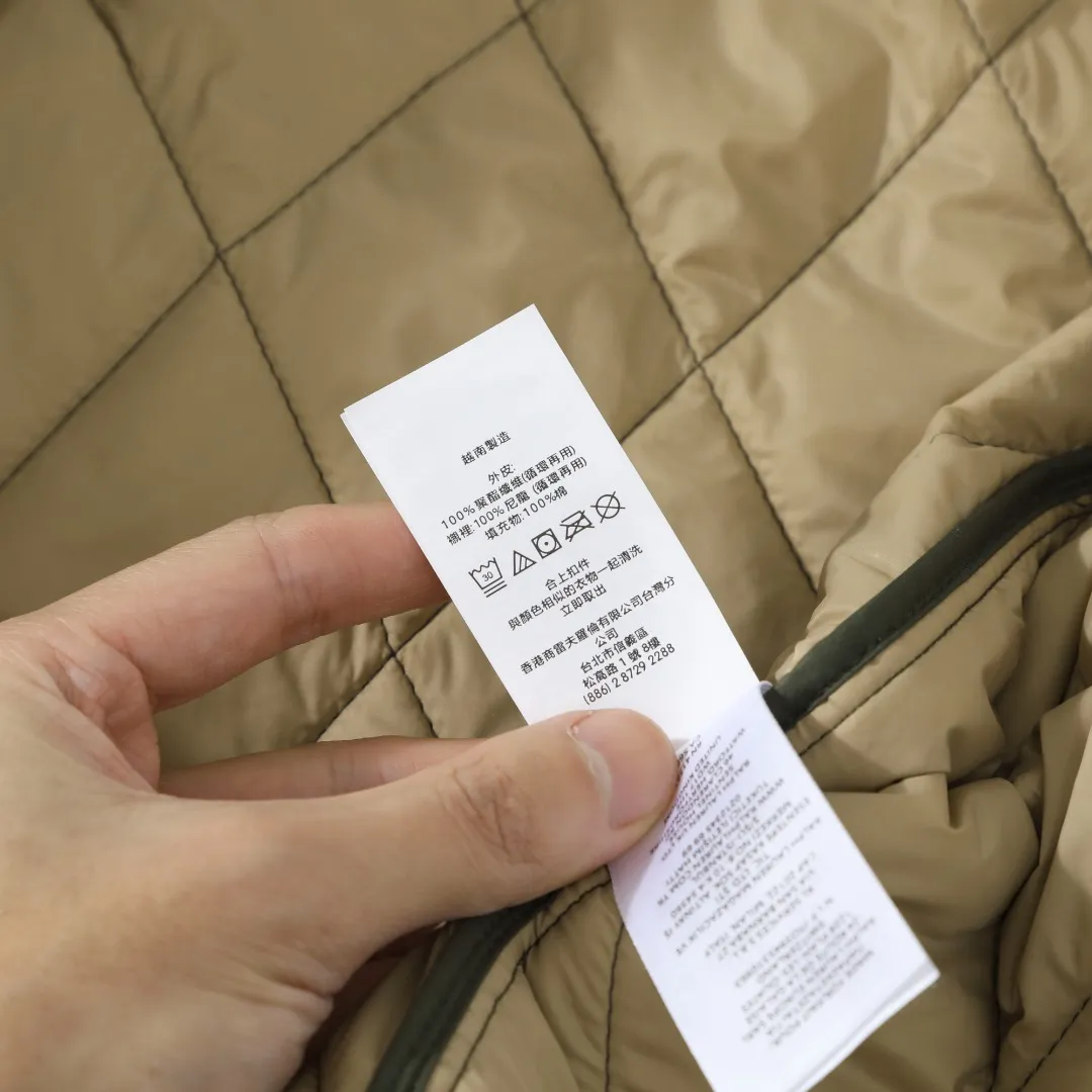 P370 #R50 Ralph Lauren/Ralph Lauren classic old money style workwear rhombus retro cotton jacket. Inspired by retro workwear, it reshapes the contemporary British style. Imported machine-pressed diamond quilting technology, every quilting line is accurately aligned, and the details are full of ingenuity; three-dimensional tailoring creates a neat H-shaped silhouette, and it can still remain light and straight when worn in multiple layers in autumn and winter. Customized metal buttons, low-key embellished textured corduroy lapel design, full of retro atmosphere, 37.5° temperature control black technology, breathable and moisture-proof, locks in temperature and sweat, waterproof and snow-proof fabric, no fear of bad weather, anti-run cotton patented technology, warm and soft, long-wearing without deformation, five high-end colors: navy | khaki | black | green | brown, easily suitable for commuting, leisure, and travel. Wearing one piece gives off a calm temperament of "old money style", and you can have both style and warmth in low-temperature weather.  Color: Navy blue, black, khaki, military green, brown Size: S M L